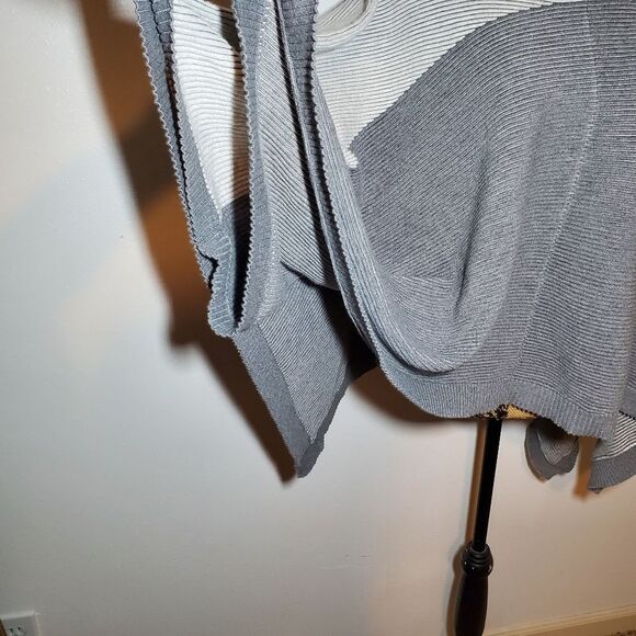 Lululemon It All Lines Up Poncho - Picture 7 of 15